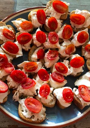 Une photo de Crostini de burrata / tomate