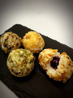 Una foto de Bombones de queso de rulo y mermelada (canapés)