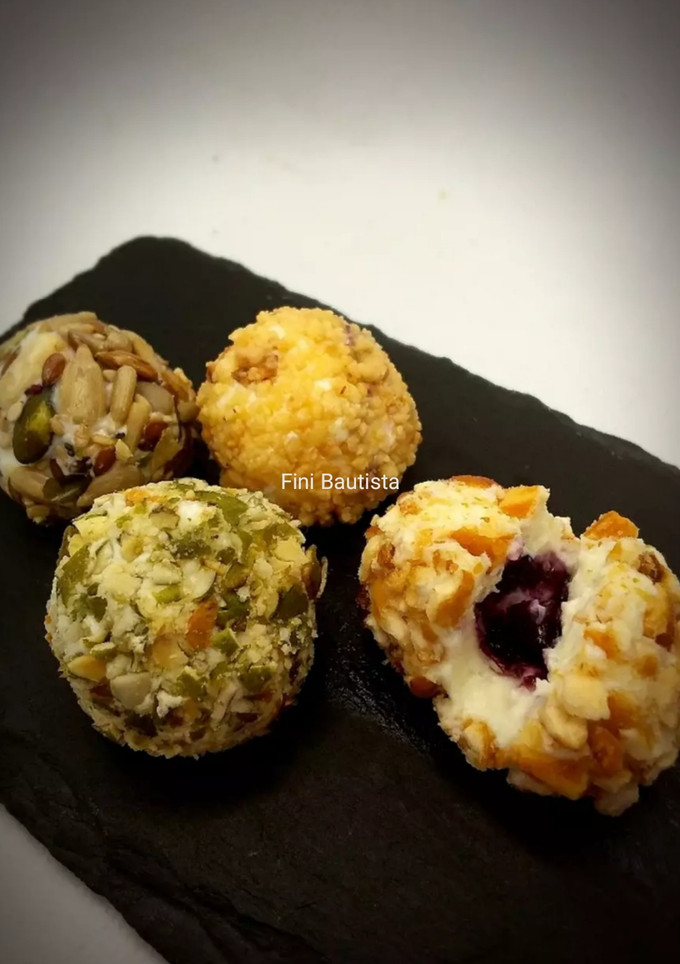 Una foto de Bombones de queso de rulo y mermelada (canapés)