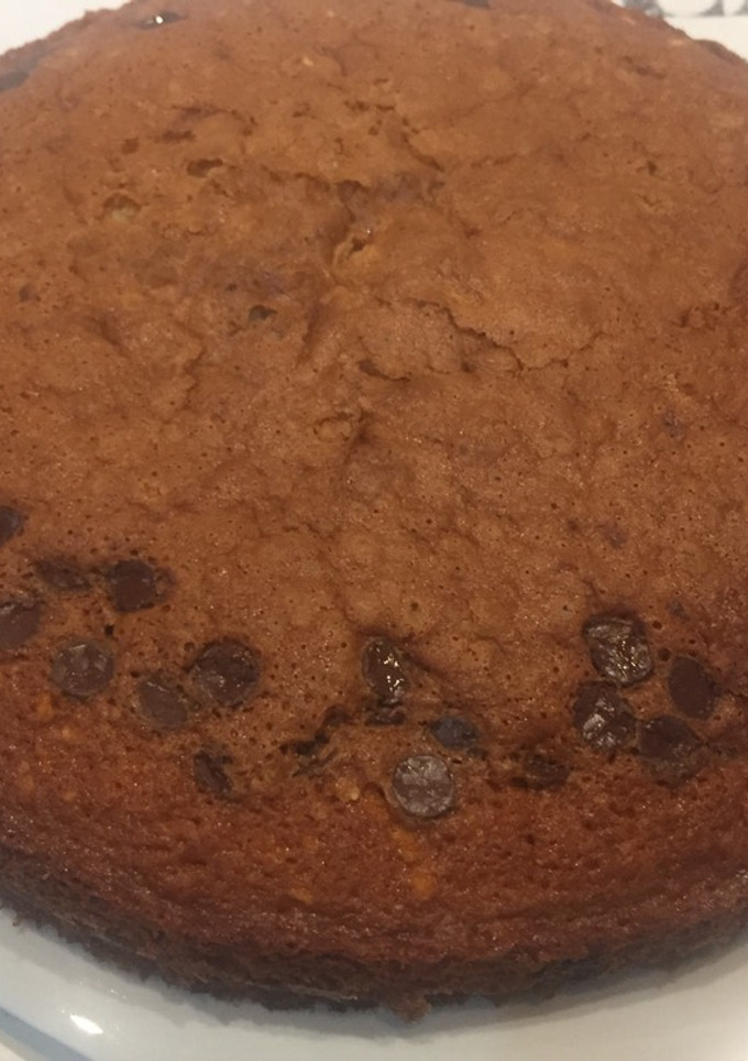 Una foto de Bizcocho de almendras, yogur, pepitas de chocolate y azúcar avainillado