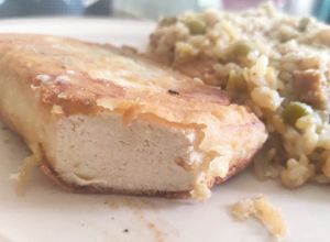 Una foto de Escalopes veganos de tofu con arroz con panceta (v) y arvejas