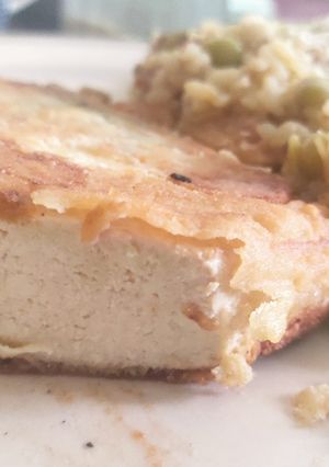 Una foto de Escalopes veganos de tofu con arroz con panceta (v) y arvejas