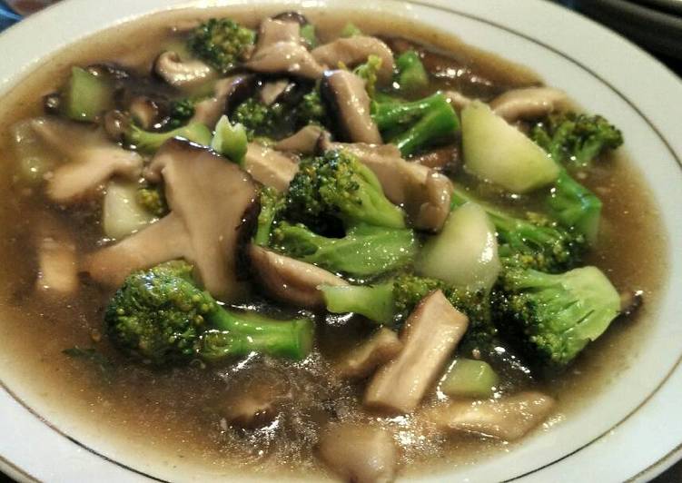 Langkah Mudah untuk Menyiapkan Cah brokoli jamur saus tiram Anti Gagal
