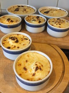 Una foto de Huevos al horno con choclo y salsa blanca