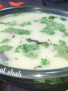 ગુજરાતી કઢી (Gujarati Kadhi Recipe In Gujarati) રેસીપી મુખ્ય ફોટો