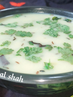 ગુજરાતી કઢી (Gujarati Kadhi Recipe In Gujarati) રેસીપી મુખ્ય ફોટો