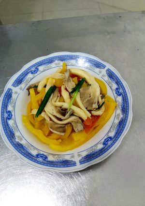 Hình của món Nấm bào ngư xào với ớt chuông và cà chua.