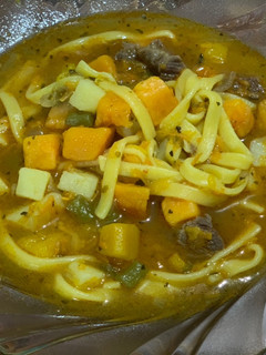 Una foto de Guiso de carne y fideos 😋