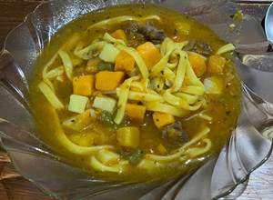 Una foto de Guiso de carne y fideos 😋