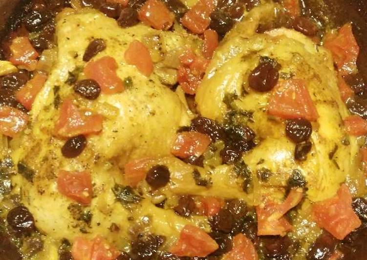 طاجين الدجاج معسل بالبصل وزبيب