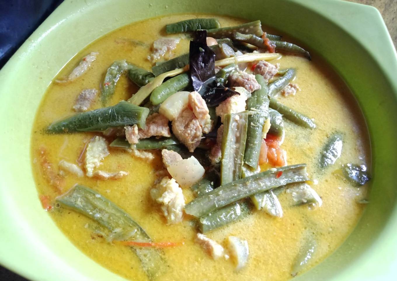 Gulai daging babi dan terong hijau