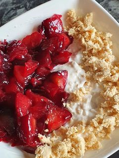 Zdjęcie przepisu Owsianka z smażonymi śliwkami i chałwą.