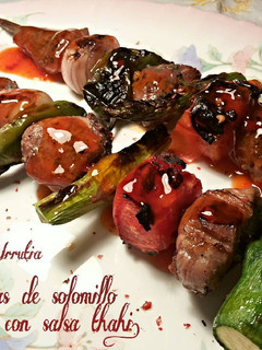 Una foto de Brochetas de solomillo de cordero, en salsa thai