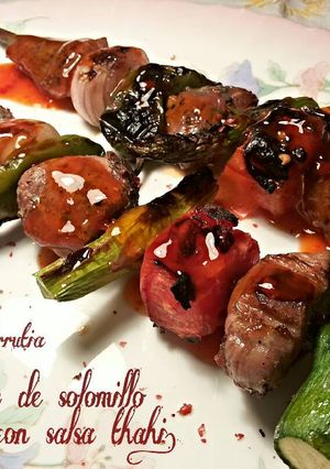 Foto principal de Brochetas de solomillo de cordero, en salsa thai