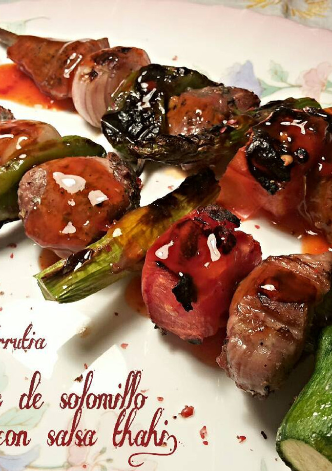 Una foto de Brochetas de solomillo de cordero, en salsa thai