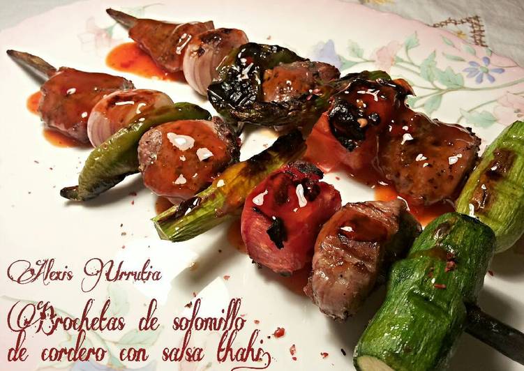 Brochetas de solomillo de cordero, en salsa thai