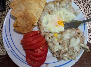 Una foto de Atún gratinado en horno con champiñones y huevo