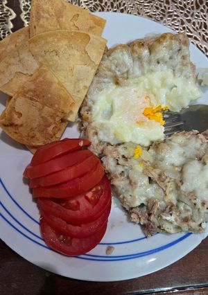 Una foto de Atún gratinado en horno con champiñones y huevo