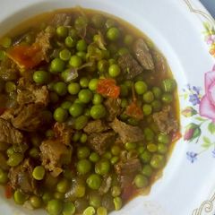 A picture of Delicious green peas with beef.