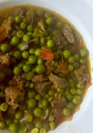 A picture of Delicious green peas with beef.