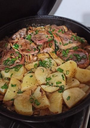 Una foto de Lomo con champignones y papas
