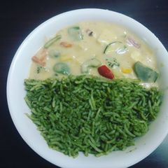 A picture of Spinach rice with veg in paprika sauce.