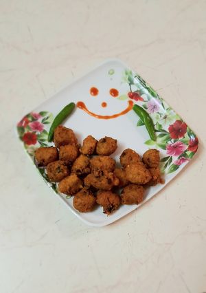क्रिस्पी मूंग दाल बड़े (Crispy Moong Dal vade recipe in Hindi) रेसिपी मुख्य फोटो