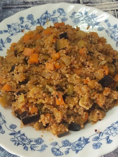 Una foto de Quinoa con berenjena