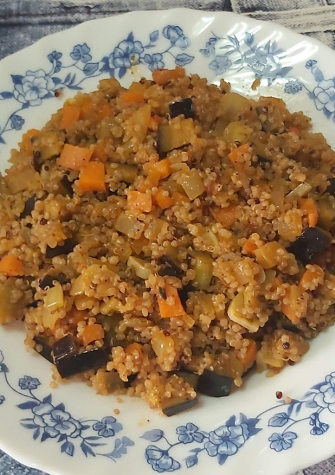 Una foto de Quinoa con berenjena