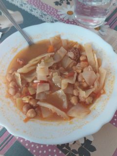 Una foto de Cazuela de col y garbanzos