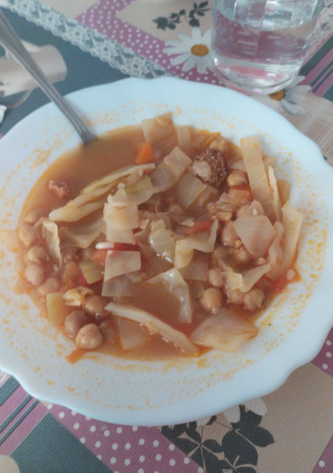 Una foto de Cazuela de col y garbanzos