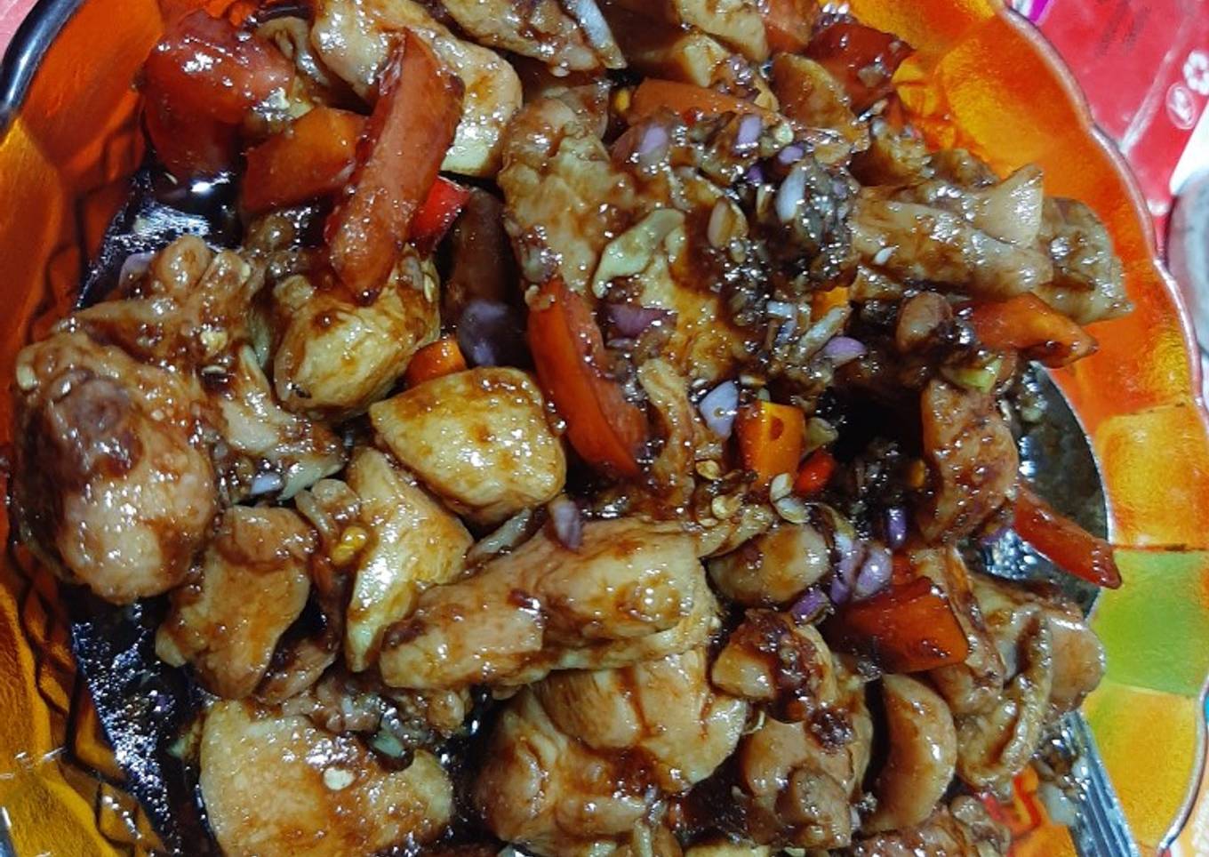 Sauteed ayam saos bawang merah cincang, tomat, kecap