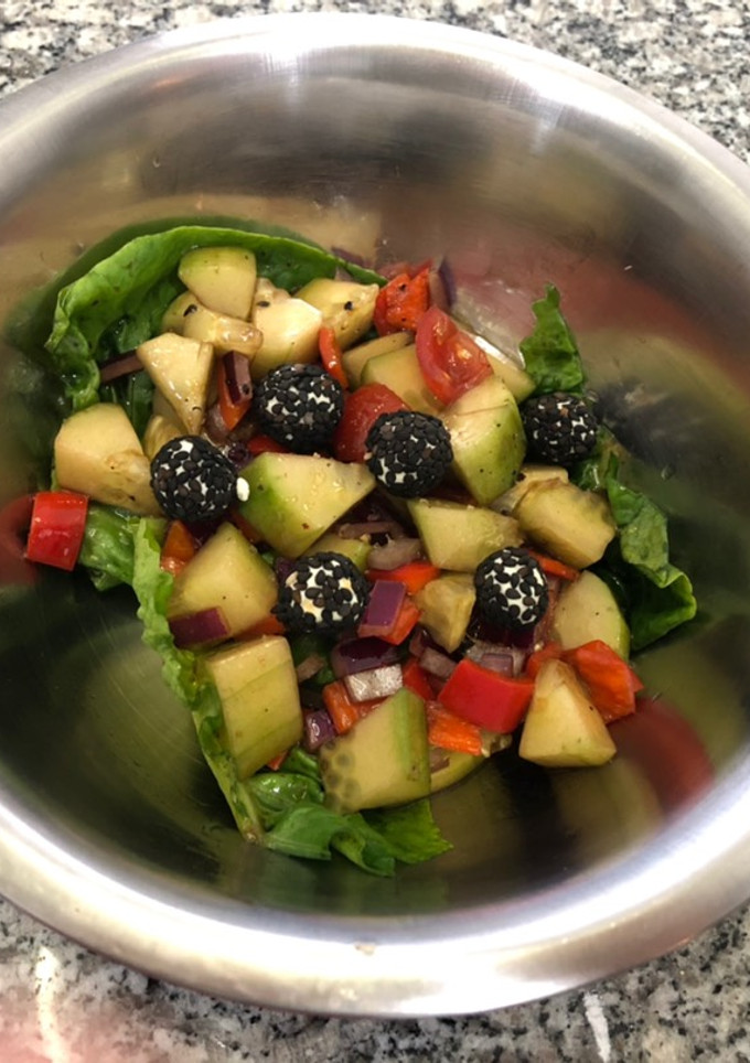 Una foto de Ensalada con vinagreta y queso cabra