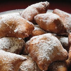 A picture of "Mutzenmandeln" German fritters.