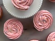 Una foto de glaseado para cupcake