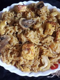 मशरूम पनीर पुलाव(Mushroom paneer pulao recipe in marathi) रेसिपी चे मुख्य फोटो