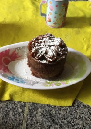 Una foto de Torta en taza de chocolate🍫🍦😋