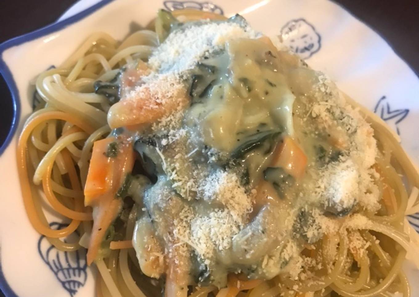 Fideos con champiñones y espinaca a la crema