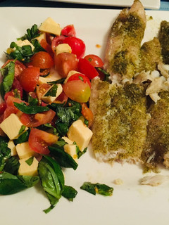 Una foto de Pescado con ensalada