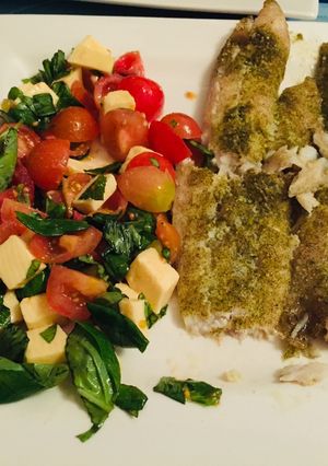 Una foto de Pescado con ensalada