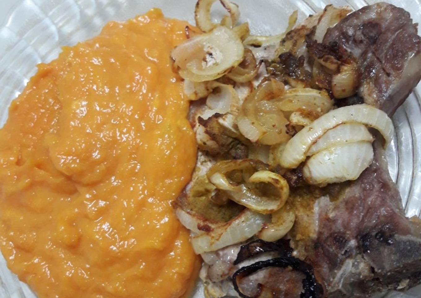 Costillas de cerdo con puré de calabaza