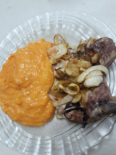 Una foto de Costillas de cerdo con puré de calabaza
