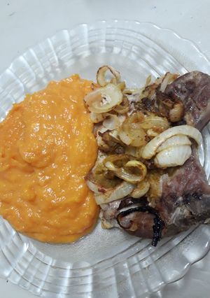 Una foto de Costillas de cerdo con puré de calabaza
