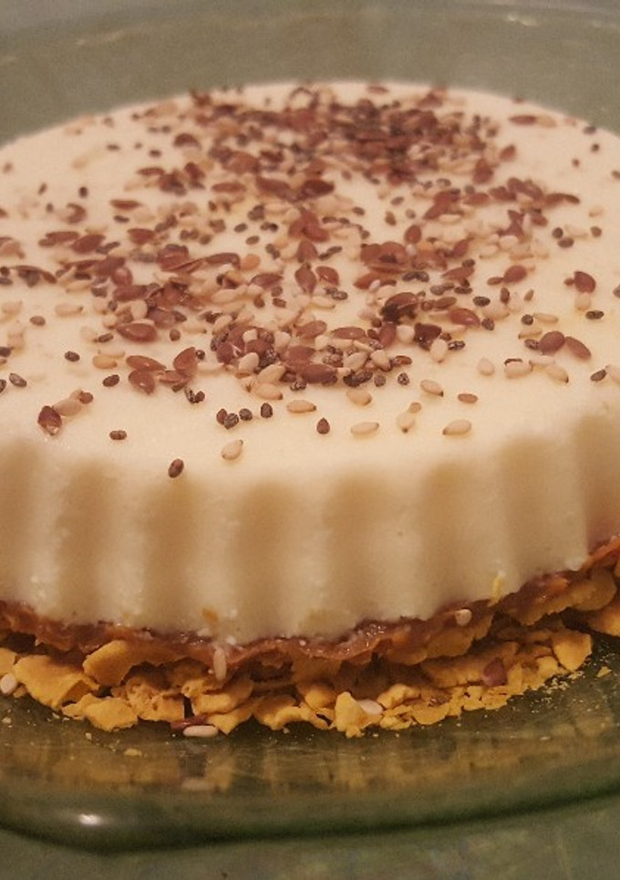 Una foto de Postre helado de coco con dulce de leche