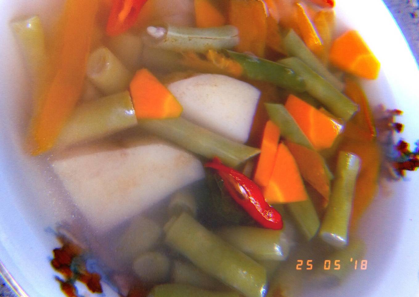 Sup asam dengan sayuran