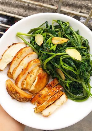 Hình của món Ức gà áp chảo.