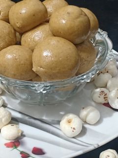 મખાના લાડુ(Makhana ladoo Recipe in Gujarati) રેસીપી મુખ્ય ફોટો