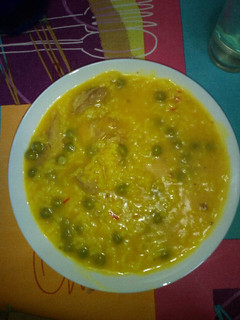 Una foto de Arroz con guisantes y carne