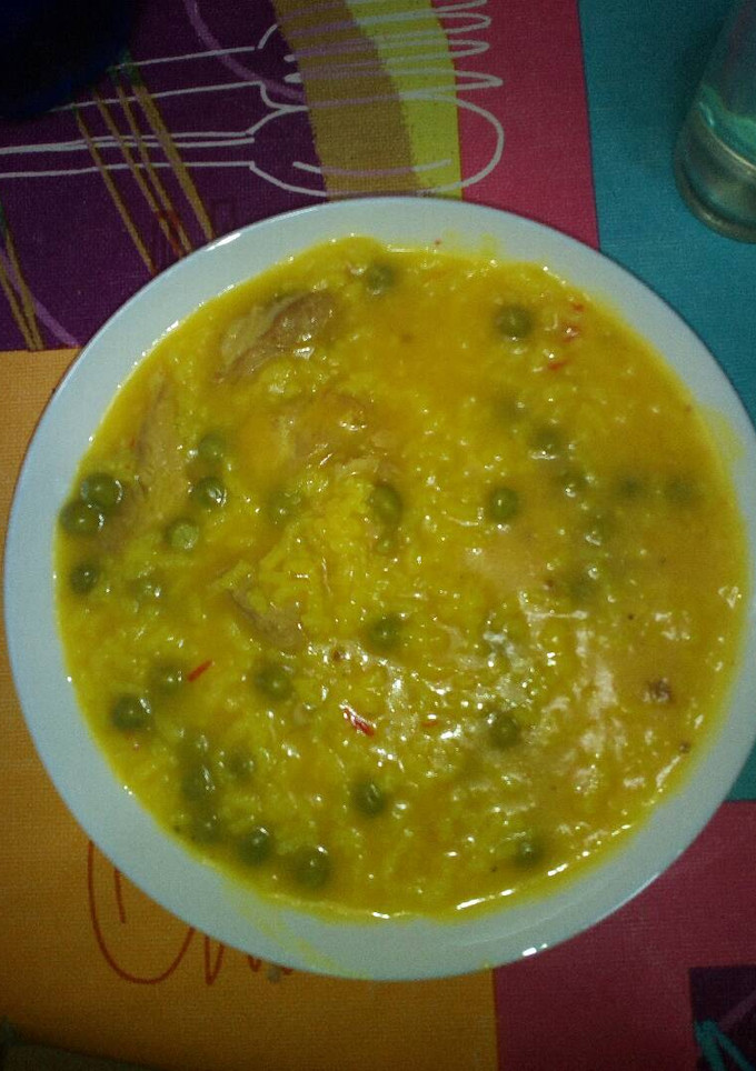 Una foto de Arroz con guisantes y carne