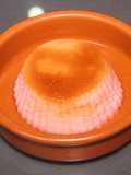 Flan rosa de leche de almendras y pan duro